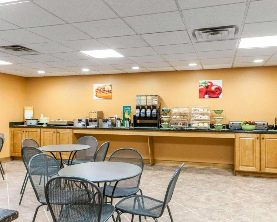 Quality Inn & Suites Ames Conference Center Near Isu Campus 外观 照片